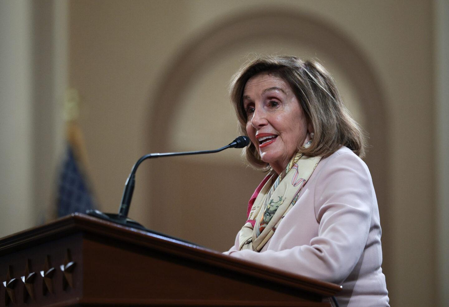 Nancy Pelosi podczas wystąpienia w Kongresie USA. Polityk zasłynęła wysokimi stopami zwrotu z inwestycji giełdowych
