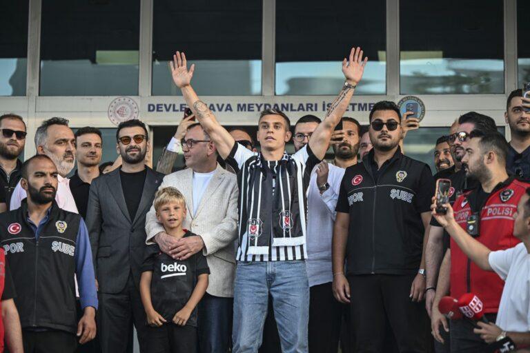 Leandro Trossard po przybyciu do Stambułu, mógł liczyć na entuzjastyczne reakcje kibiców