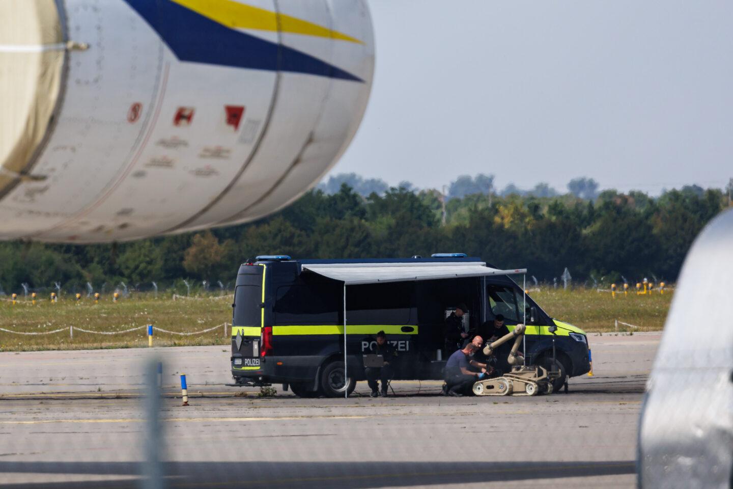 Niemiecka policja zabezpiecza miejsce przy ukraińskim samolocie Antonow, przy którym obsługa lotniska w Lipsku znalazła drona z materiałami wybuchowymi