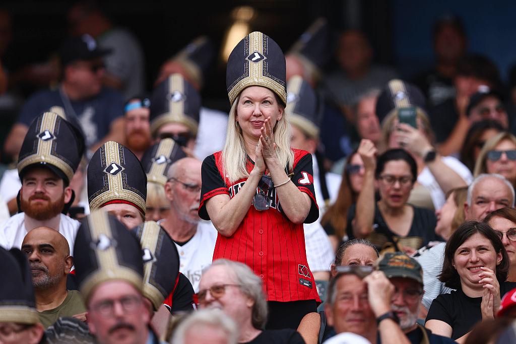 czapki papieskie na meczu Chicago White Sox