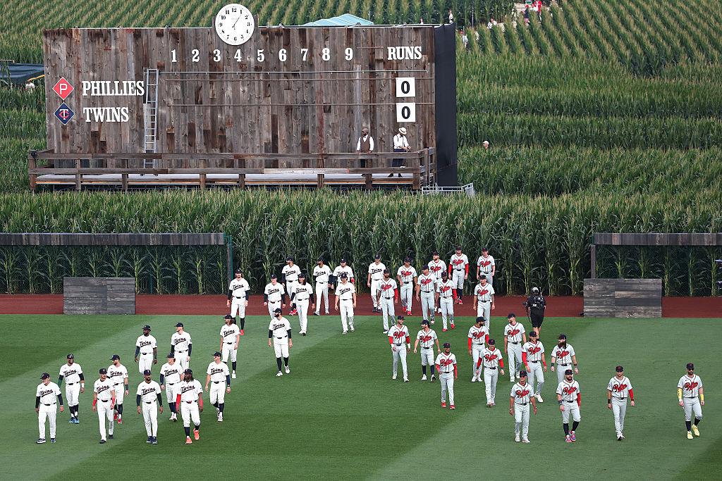 Philadelphia Phillies i Minnesota Twins na polu kukurydzy podczas meczu na cześć filmu "Field of Dreams".
