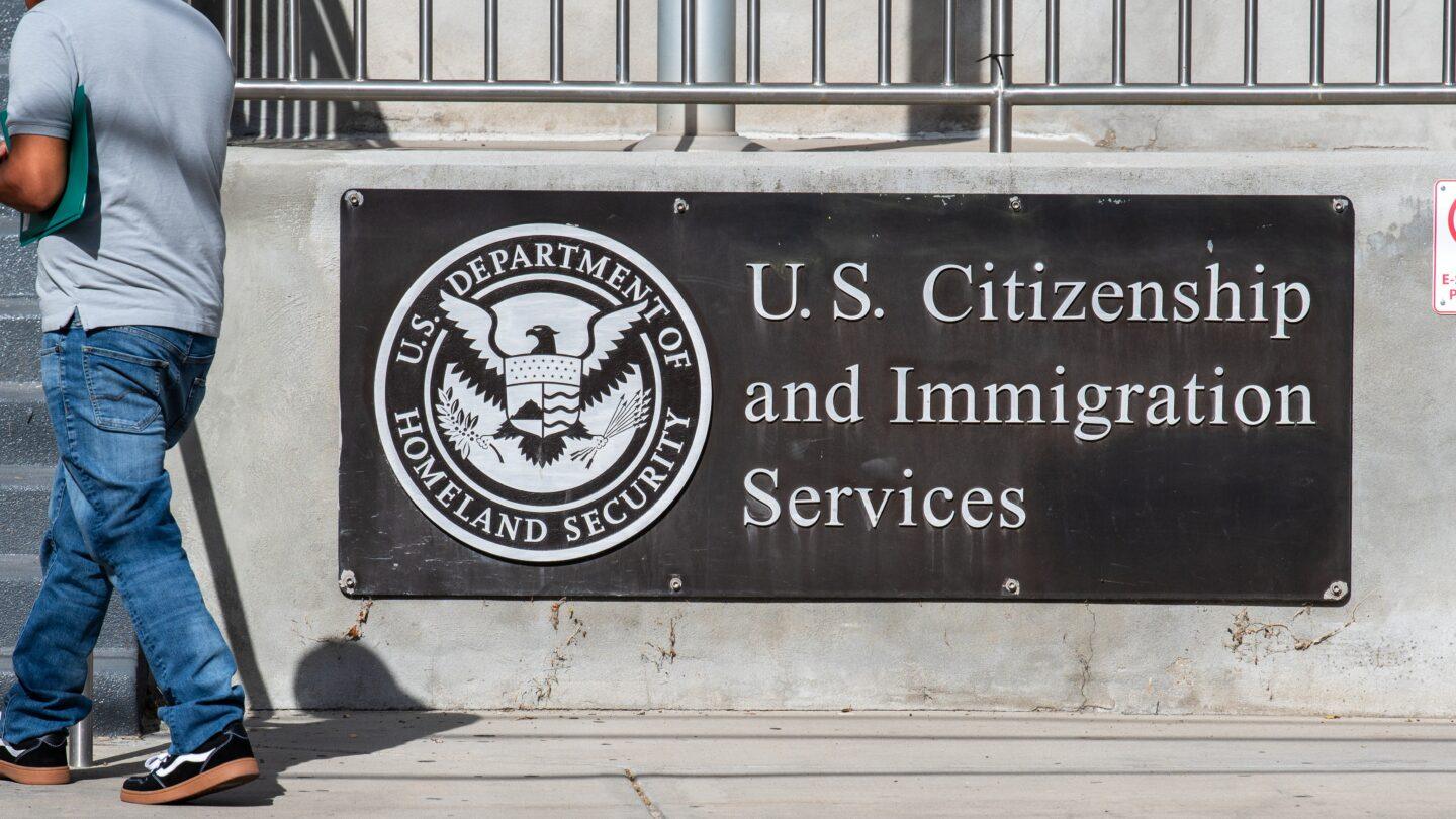 Amerykański urząd ds. obywatelstwa i imigracji (USCIS). Fot. Charles-McClintock Wilson/NurPhoto via Getty Images