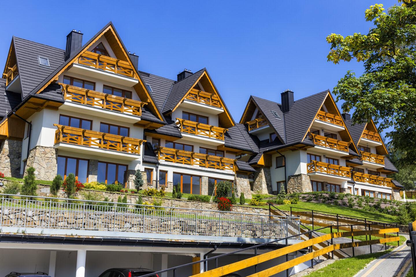 Zakopane drugi rok z rzędu jest liderem zestawienia najdroższych kurortów, ze średnią ceną metra kwadratowego sięgającą niemal 34,9 tys. zł. Awansował też Sopot, gdzie ceny wzrosły w ciągu roku aż o 17 proc.