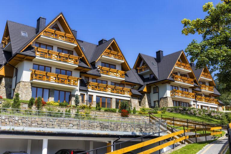 Zakopane drugi rok z rzędu jest liderem zestawienia najdroższych kurortów, ze średnią ceną metra kwadratowego sięgającą niemal 34,9 tys. zł. Awansował też Sopot, gdzie ceny wzrosły w ciągu roku aż o 17 proc.