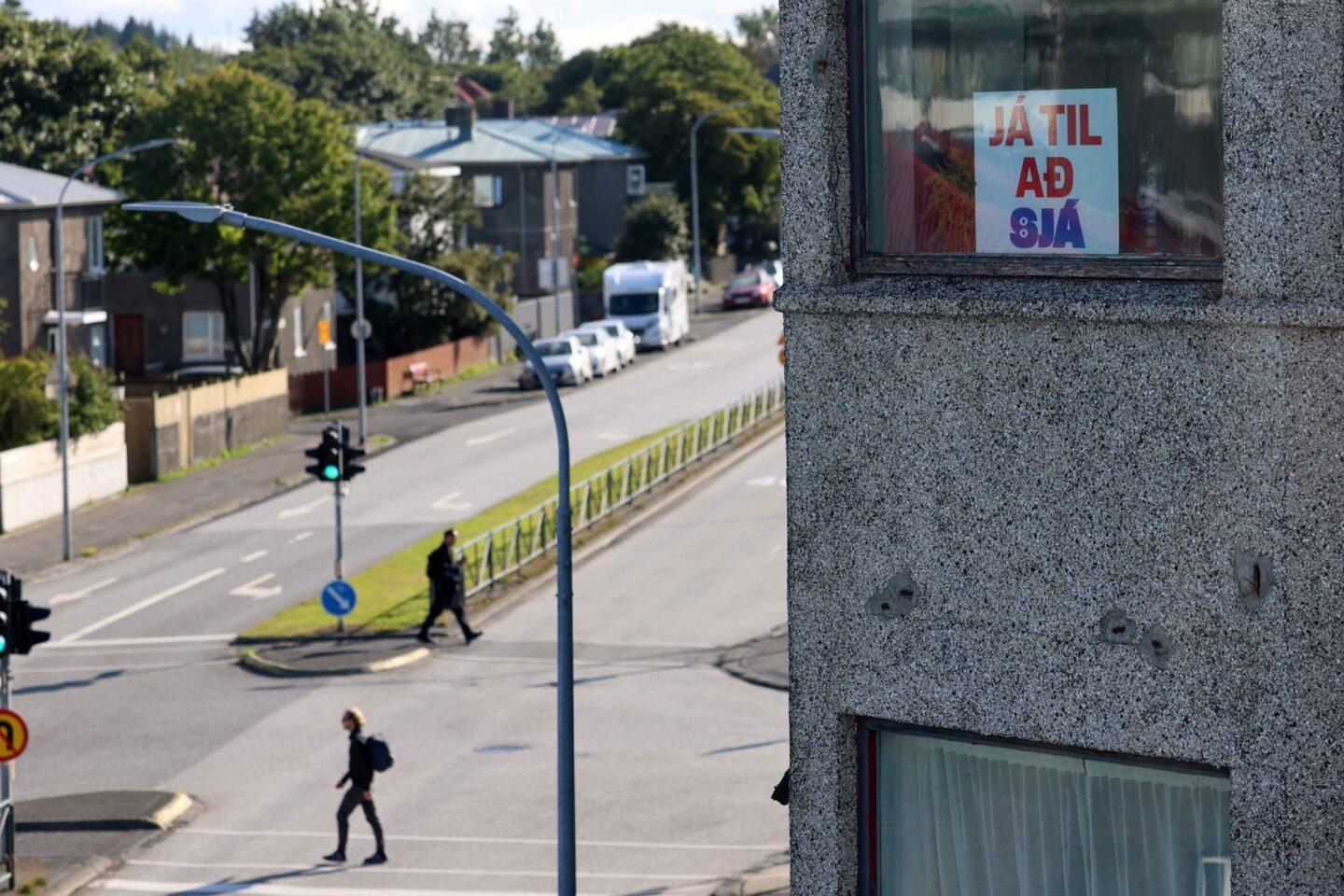 Plakat w oknie w Reykjaviku z hasłem namawiającym do zagłosowania za możliwością prowadzenia rozmów ws. akcesji Islandii do UE