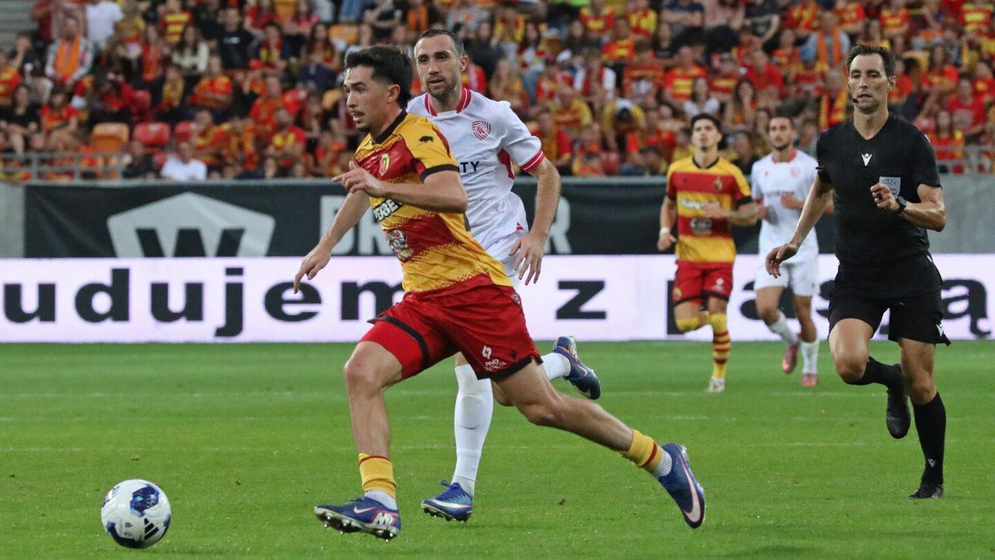 Piłkarz Jagiellonii Białymstok Guilherme Montoia (z piłką) podczas pierwszego meczu 4. rundy eliminacyjnej Ligi Europy. Fot. PAP/Artur Reszko