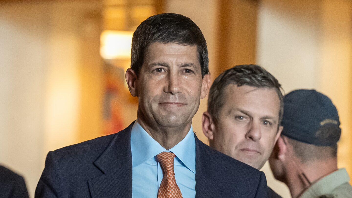 Kevin Warsh podczas konferencji w Jackson Hole. Fot. David Paul Morris/Bloomberg via Getty Images