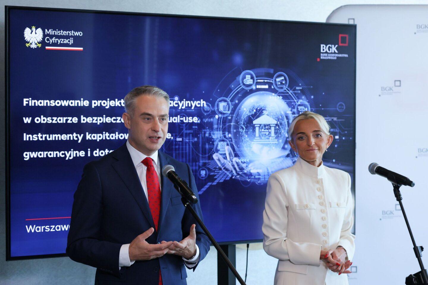 . Wicepremier, minister cyfryzacji Krzysztof Gawkowski (L) i pierwsza wiceprezes Banku Gospodarstwa Krajowego prof. Marta Postuła (P)