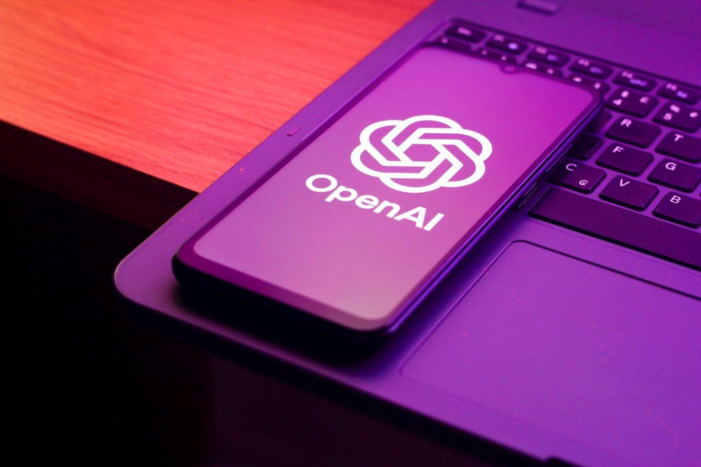 Logo OpenAI na smartfonie