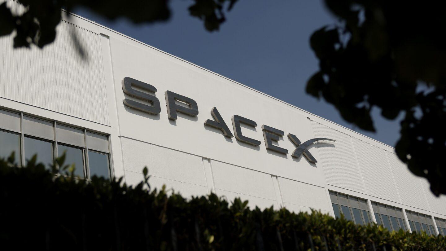 Copilot said: Logo SpaceX widoczne na terenie zakładu firmy w Hawthorne w Kalifornii. Fot. Justin Sullivan/Getty Images