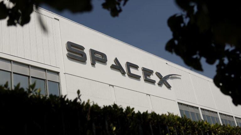 Copilot said: Logo SpaceX widoczne na terenie zakładu firmy w Hawthorne w Kalifornii. Fot. Justin Sullivan/Getty Images