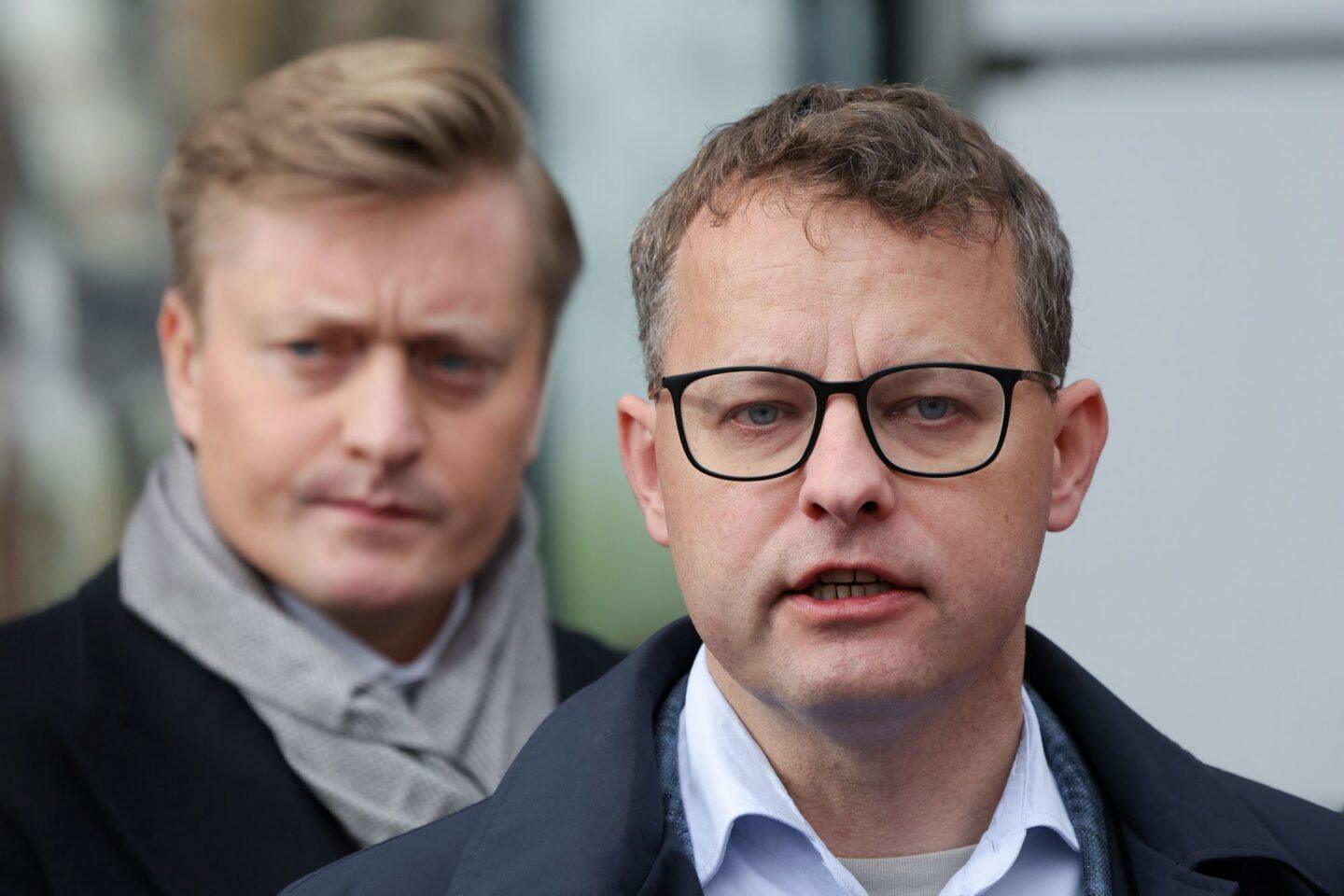Marcin Romanowski, a w tle jego obrońca mec. Bartosz Lewandowski