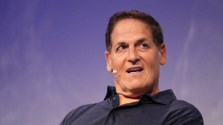 Amerykański przedsiębiorca i miliarder Mark Cuban. Fot. Nathan Laine/Bloomberg via Getty Images