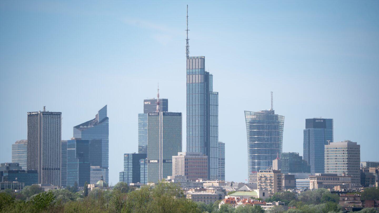 Centrum miasta Warszawy. Fot. Mateusz Wlodarczyk/NurPhoto via Getty Images