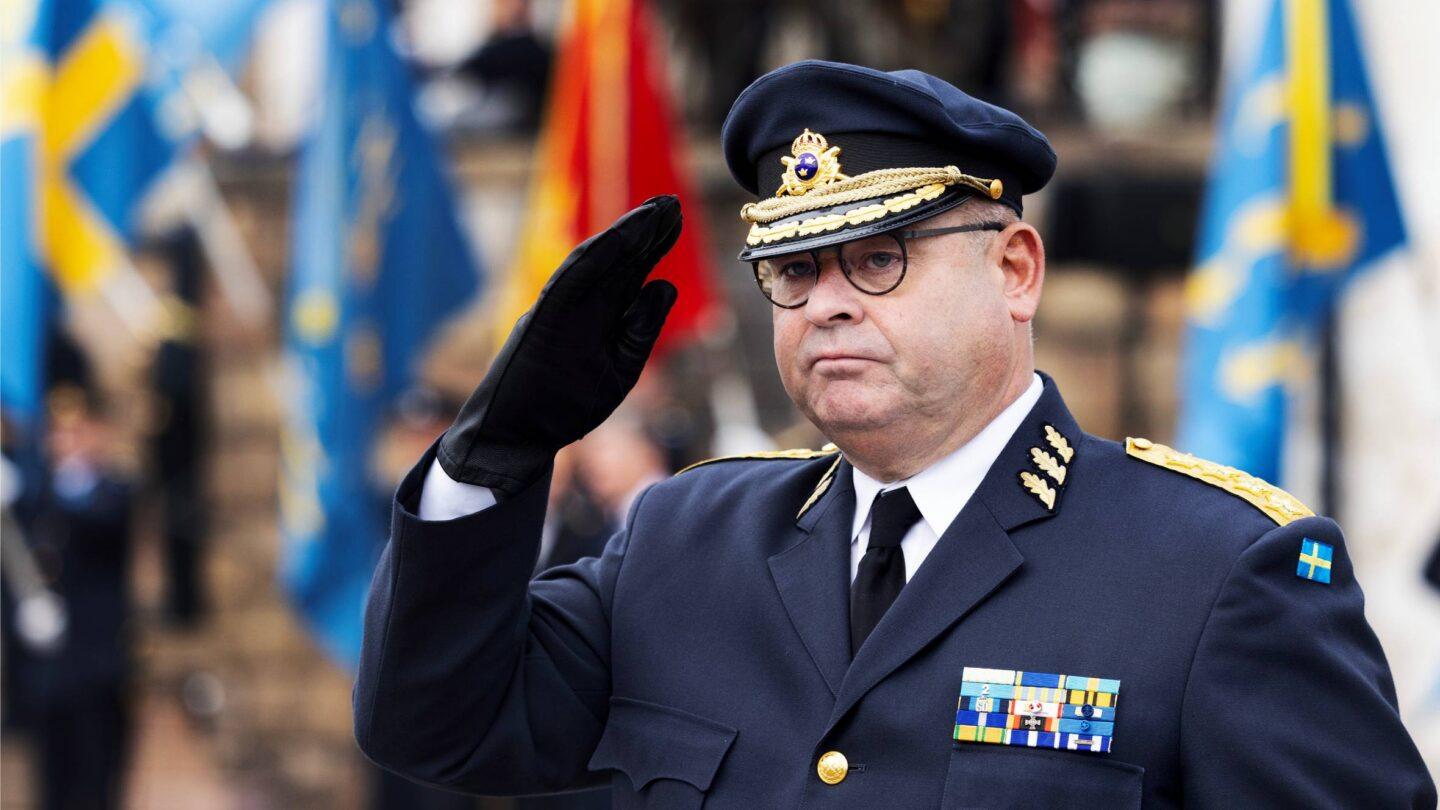 Michael Claesson w trakcie ceremonii zaprzysiężenia na głównodowodzącego szwedzkiej armii