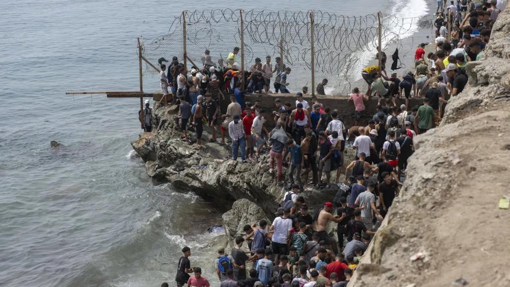 Migranci w Ceucie. Fot. PAP/ EPA/JALAL MORCHIDI
