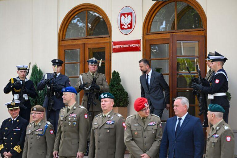 Szef MOn w otoczeniu oficerów