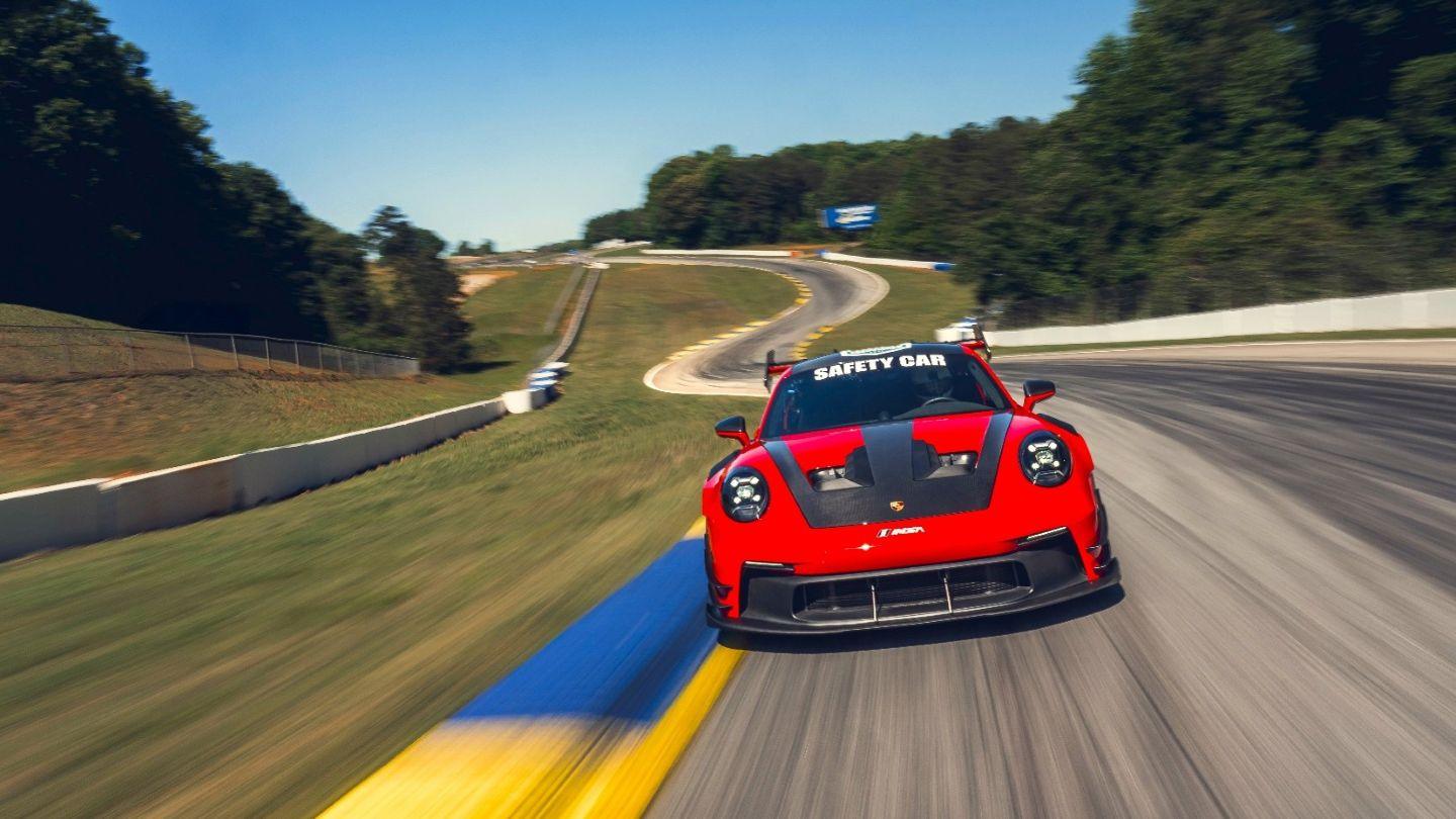 700-konne Porsche 911 GT2 RS osiąga 340 km/h. Tu bije rekord okrążenia na torze Road Atlanta, stając się najszybszym seryjnym autem z silnikiem wolnossącym.