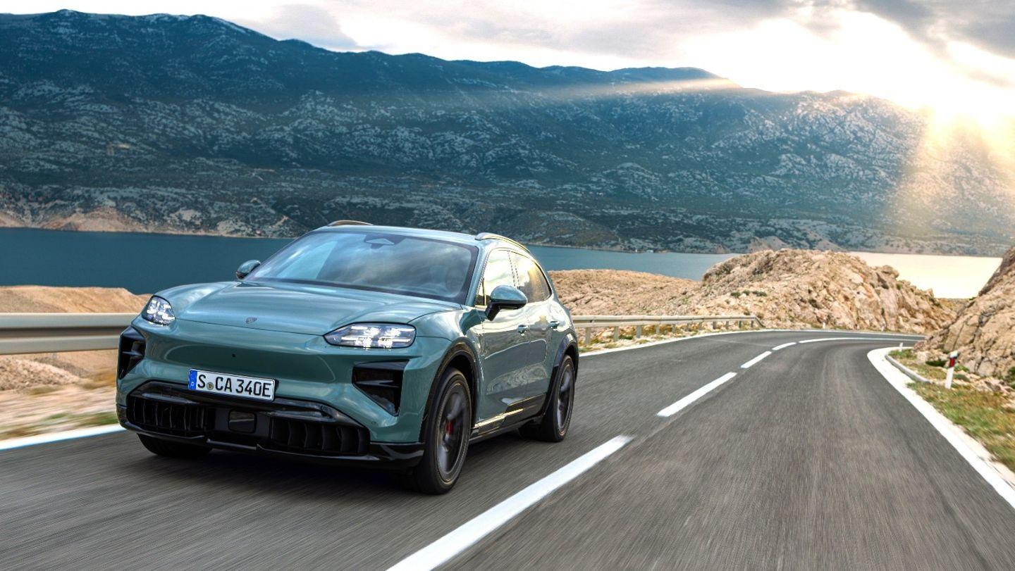 Choć z racji napędu mają pod górkę (klienci wolą spalinowe wersje), elektryki Porsche zdają się łamać prawa fizyki. To ważące aż 2720 kg Cayenne Turbo Electric osiąga „setkę” w zaledwie 2,5 sekundy, a zakręty pokonuje, jakby było o tonę lżejsze. To zasługa nisko położonego akumulatora, czterech kół skrętnych i 1156 koni mocy