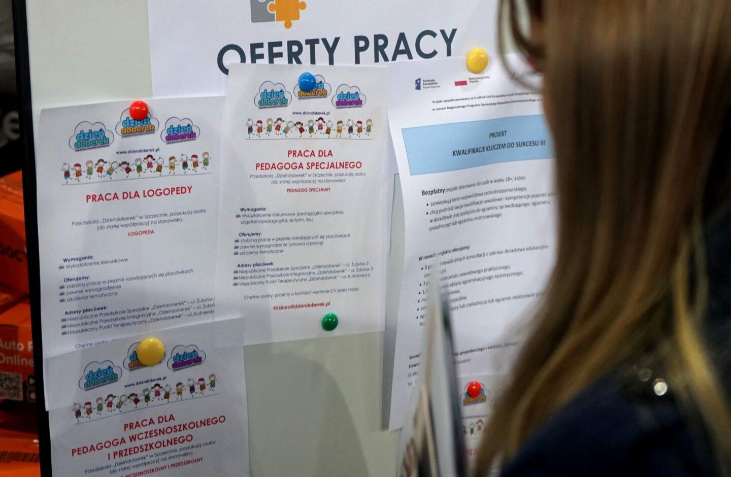 Osoba przeglądająca oferty pracy na targach w Szczecinie