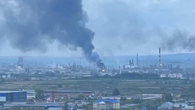 Jedna z największych rosyjskich rafinerii ropy naftowej, zlokalizowana w Permie, stanęła dziś rano w ogniu po ukraińskim ataku dronowym. Fot. X/OSINTtechnical