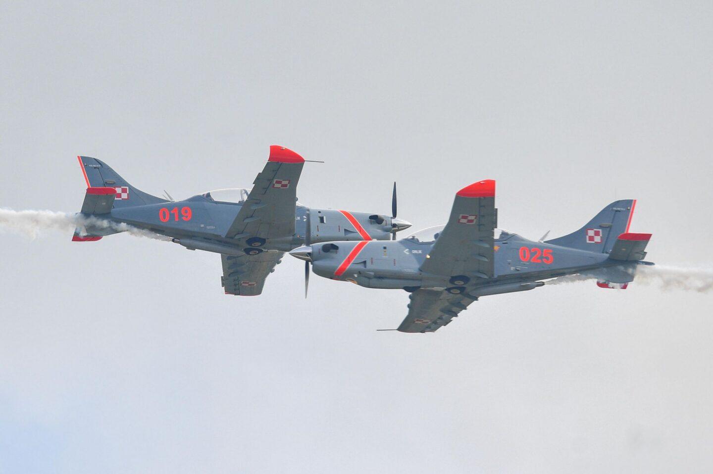 Pokazy akrobacji podczas Air Show w Radomiu w 2023 r.