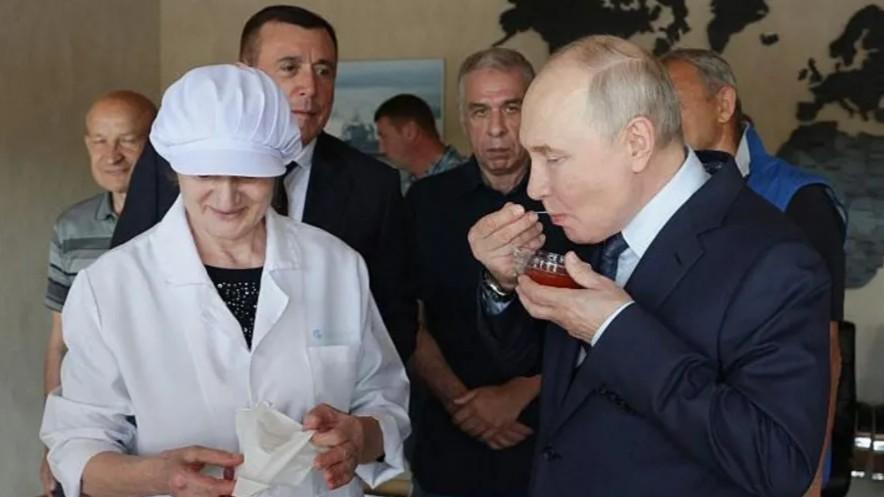 Putin próbujący kawioru podczas wizyty w Iturup. Fot. AFP via Getty Images