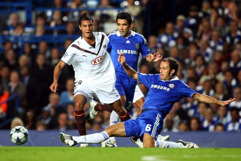 Ricardo Carvalho z Chelsea, Marouane Chamakh z Bordeaux podczas ligi mistrzów UEFA w 2008 r. w Londynie.