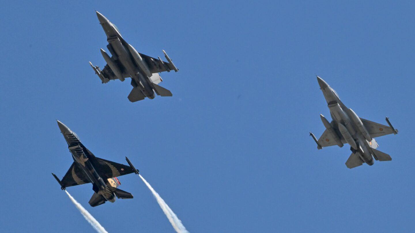 Przelot samolotów RC-135W oraz E-3A Sentry, prowadzących formację myśliwców F-16 podczas rocznicy NATO, 2024 r. Fot. Jules Annan/Avalon; Dostawca: PAP/Avalon