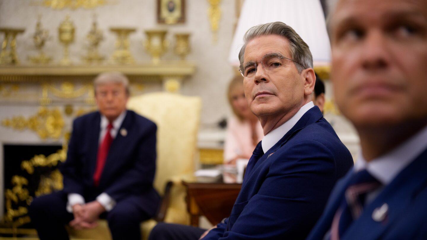 Sekretarz stanu Scott Bessent (wyostrzony) i prezydent Donald Trump (z tyłu). Fot. Andrew Harnik/Getty Images