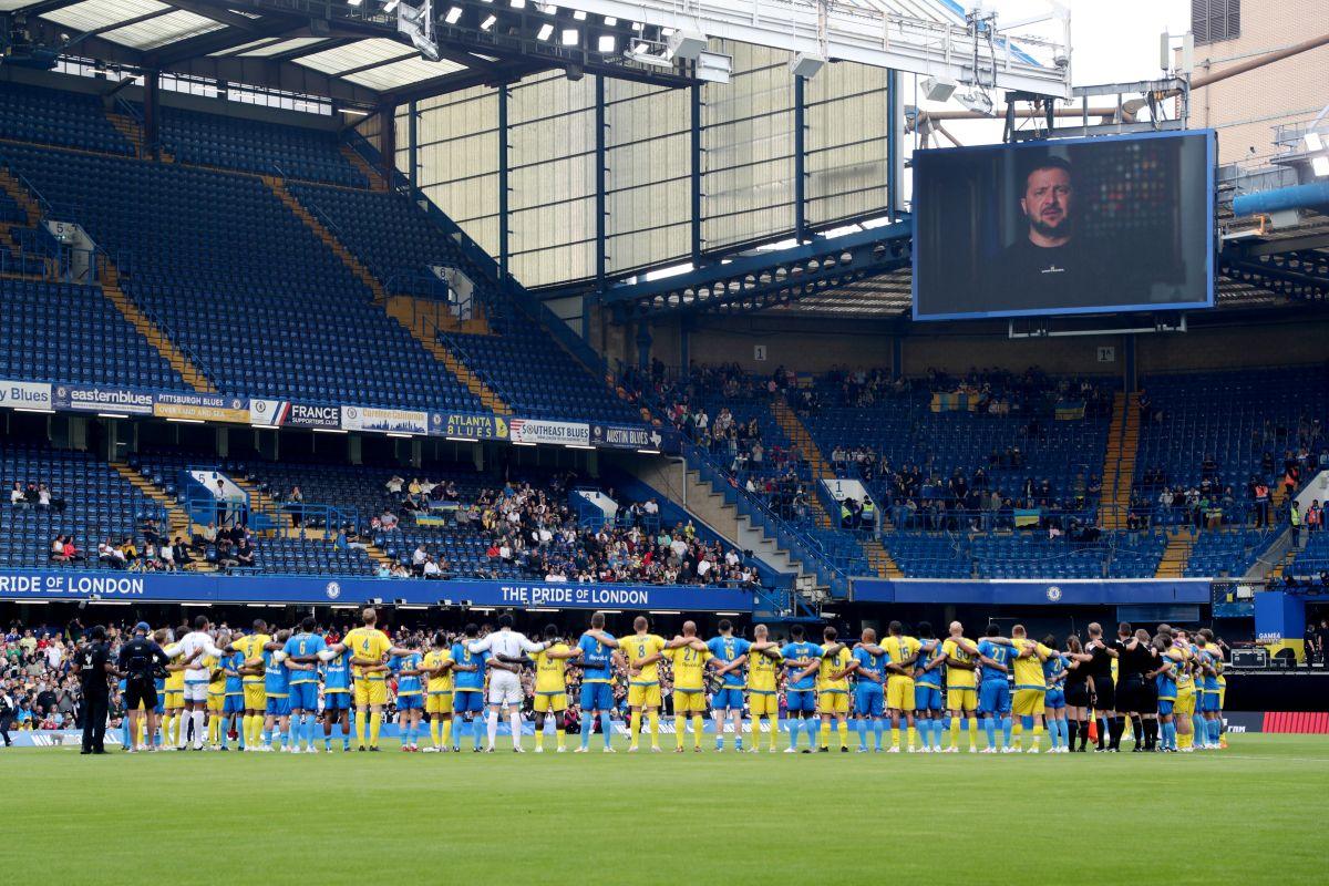 Piłkarze, sędziowie i kibice uczestniczą w minucie ciszy przed charytatywnym meczem Game4Ukraine na Stamford Bridge, 5 sierpnia 2023 roku w Londynie w Anglii.