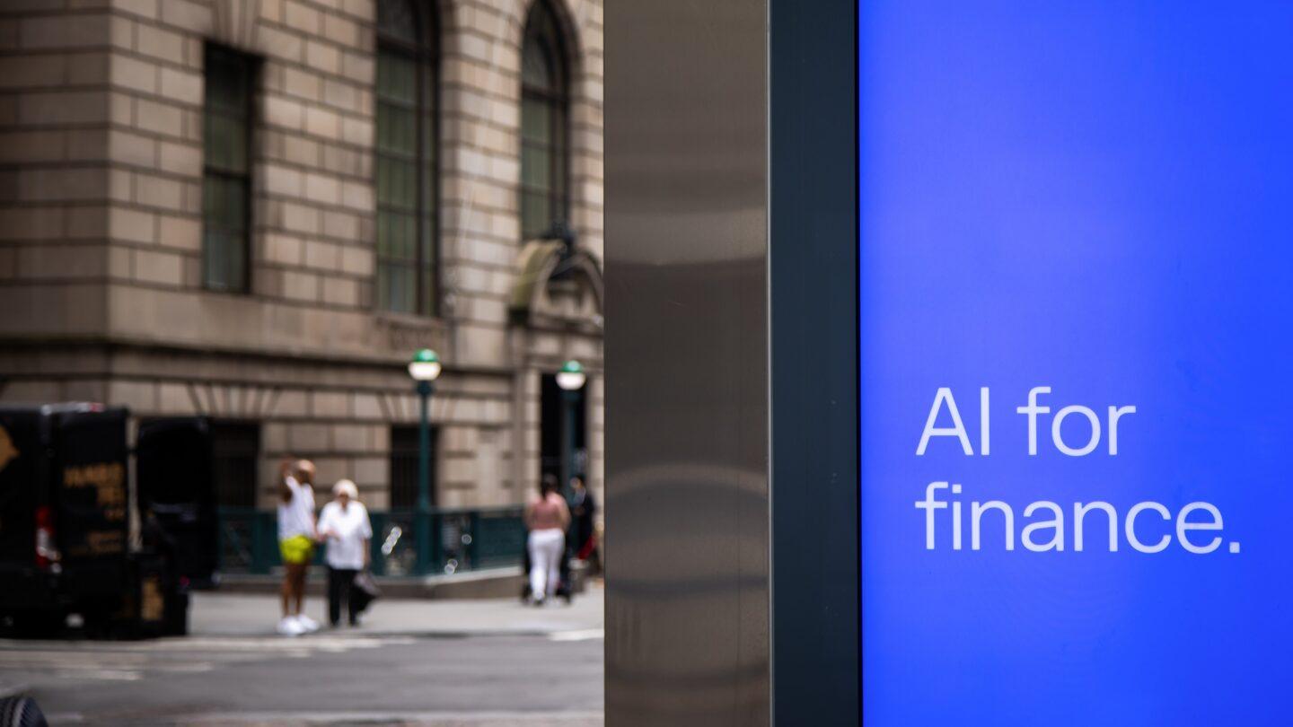 Reklama rozwiązań AI dla sektora finansowego na kiosku z prasą przy Wall Street. Fot. Michael Nagle/Bloomberg via Getty Images.