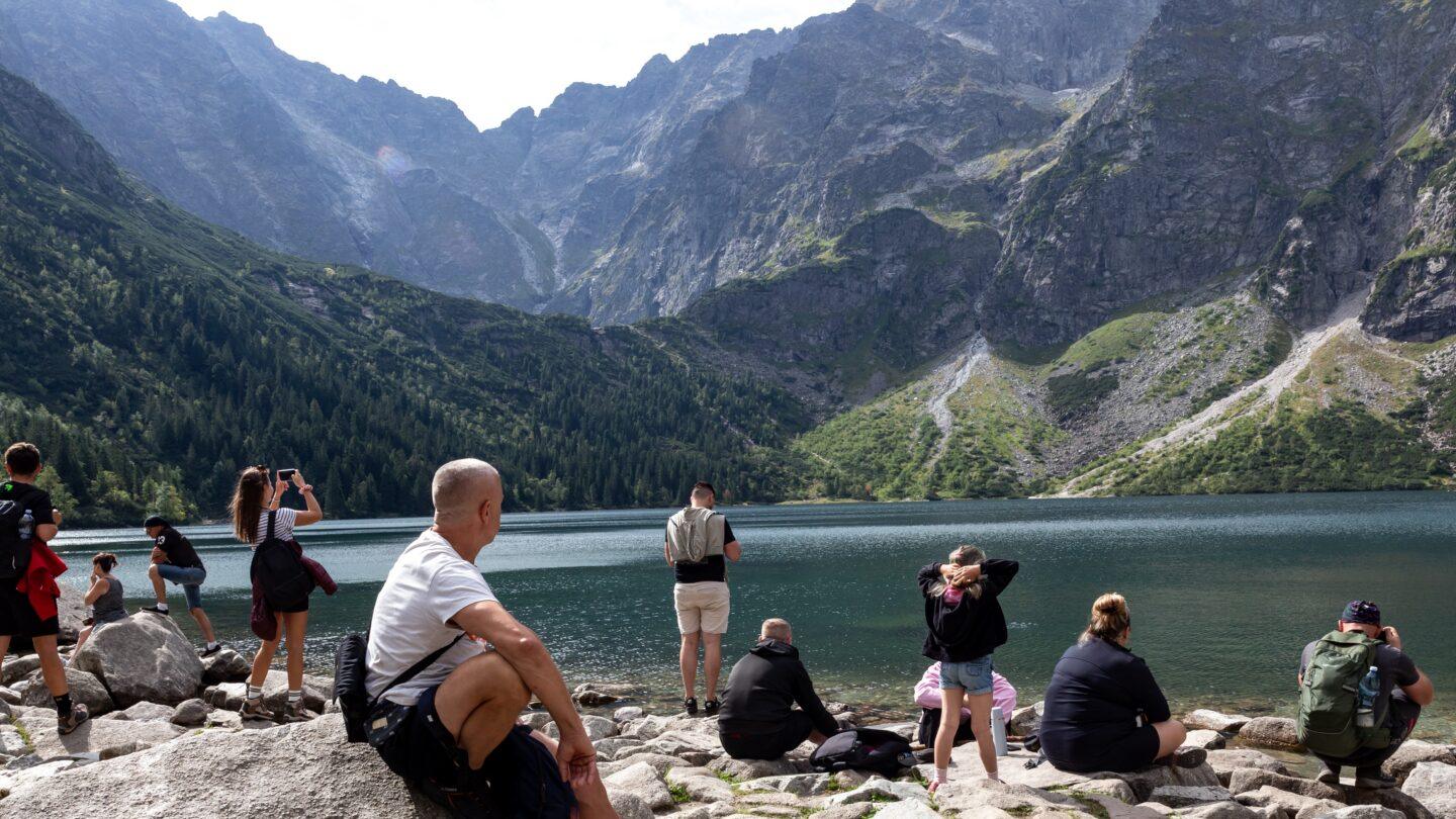 Turyści odpoczywający nad Morskim Okiem. Fot. Dominika Zarzycka/SOPA Images/LightRocket via Getty Images