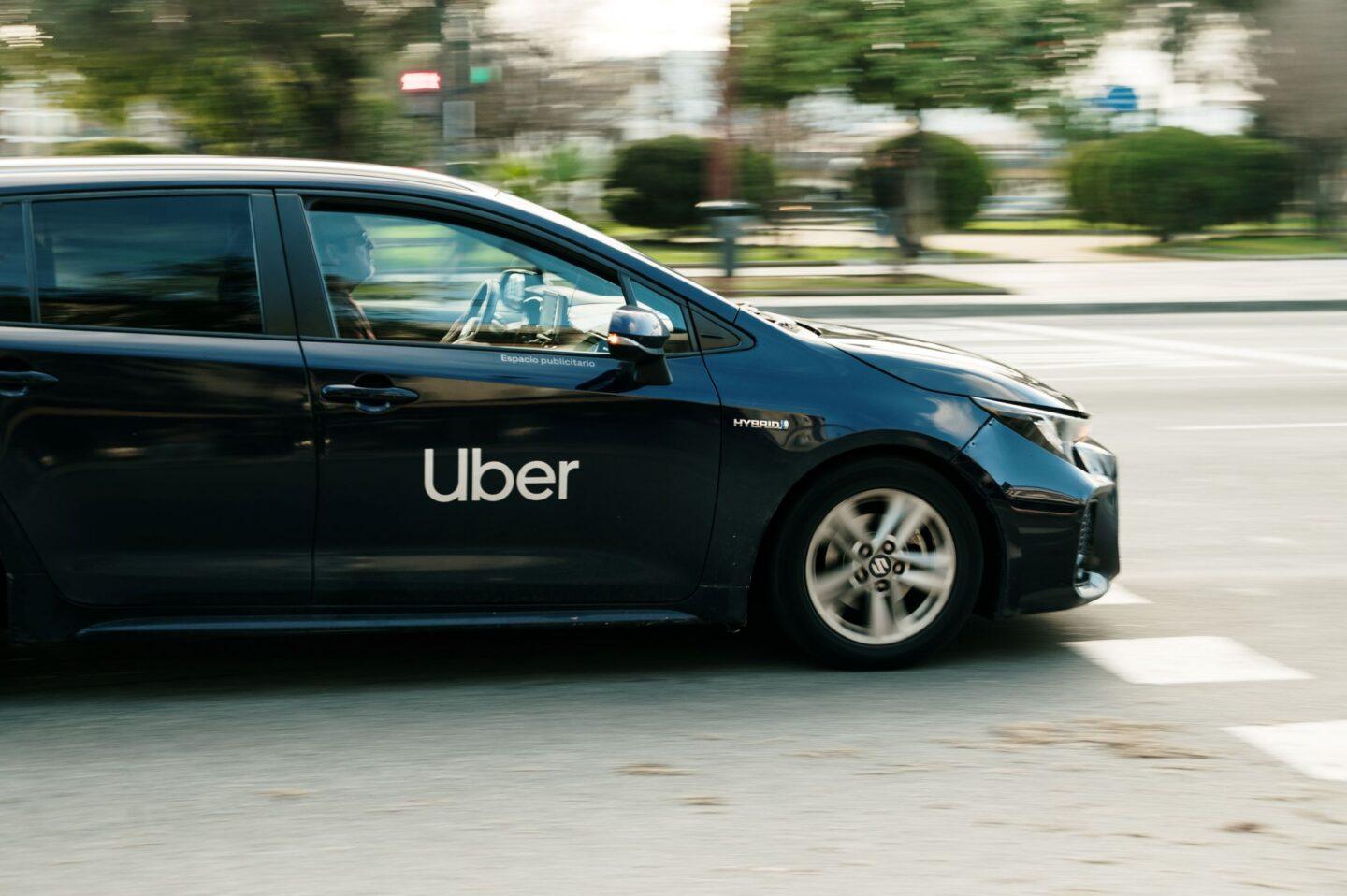 Samochód z logiem firmy Uber