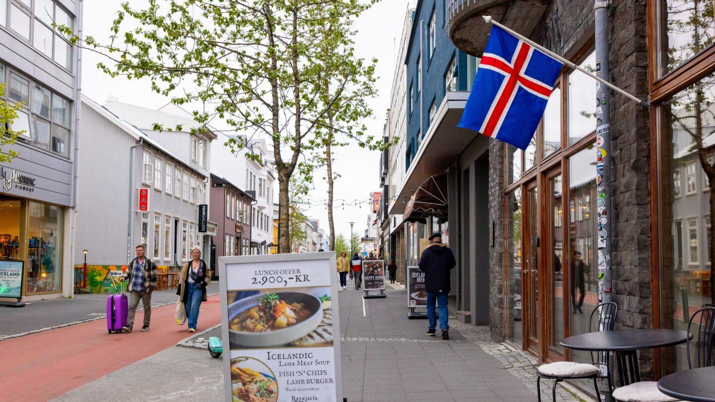 Ulice Reykjaviku, stolicy Islandii. Fot. Betty Laura Zapata/Bloomberg via Getty Images