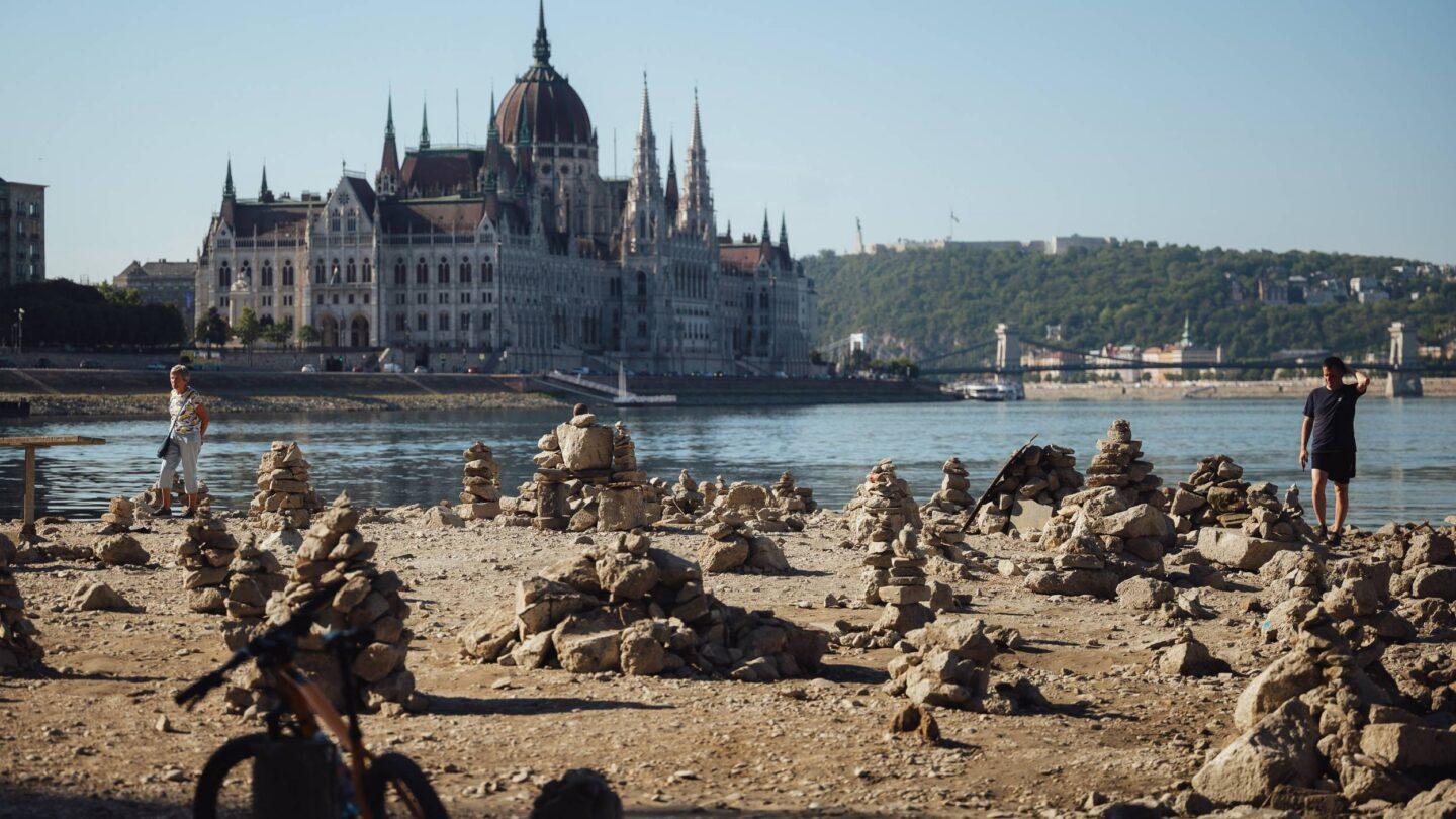 Rekordowo niski poziom Dunaju w centrum Budapesztu