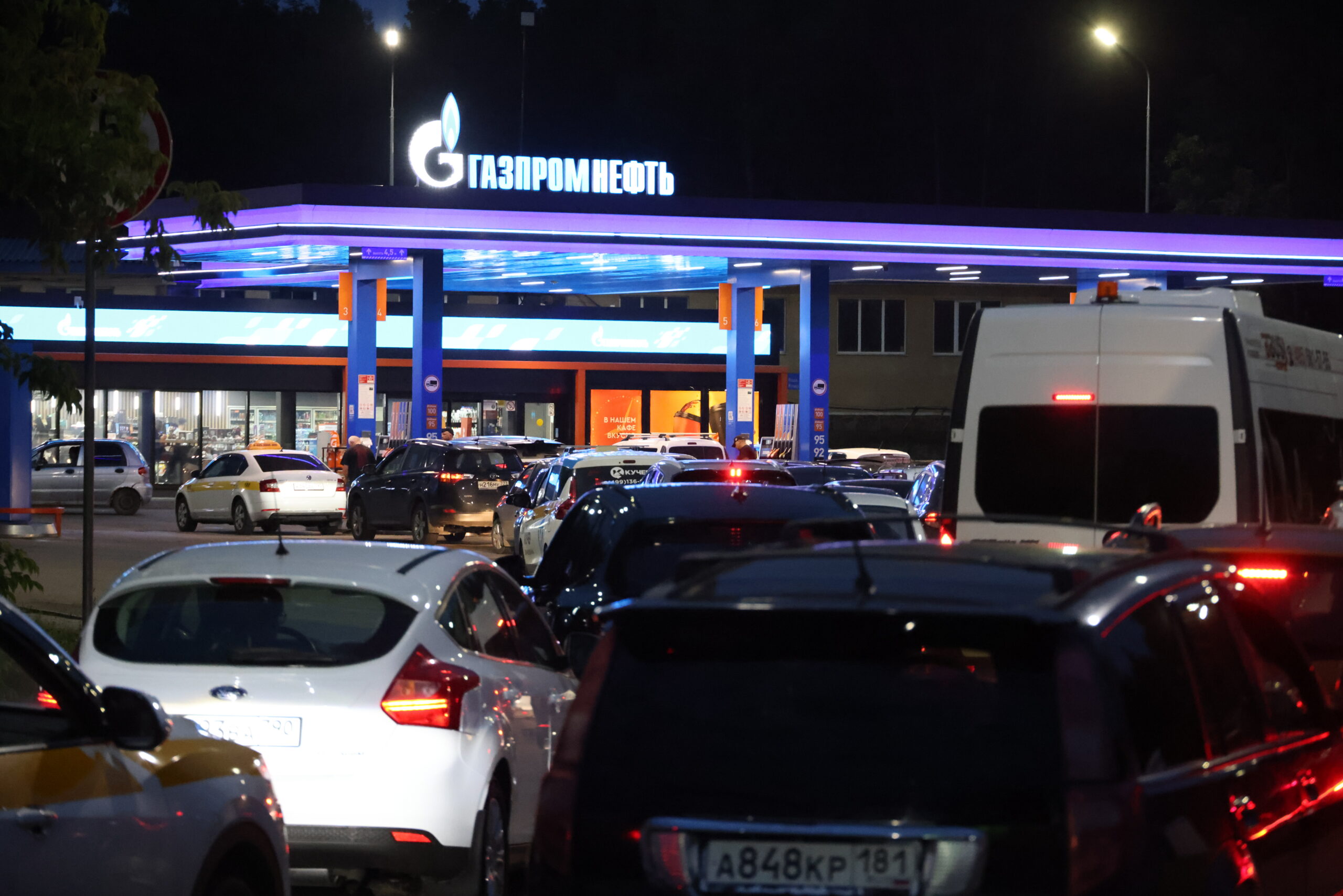 Samochody stoją w kolejce na stacji paliw Gazpromnieft na przedmieściach rosyjskiej stolicy.