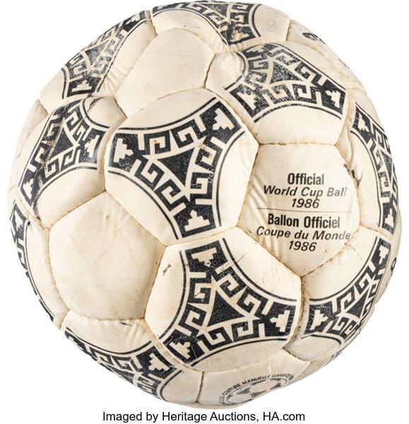 Piłka Adidas Azteca z mundialu 1986, którą Maradona strzelił dwa gole Anglii.
