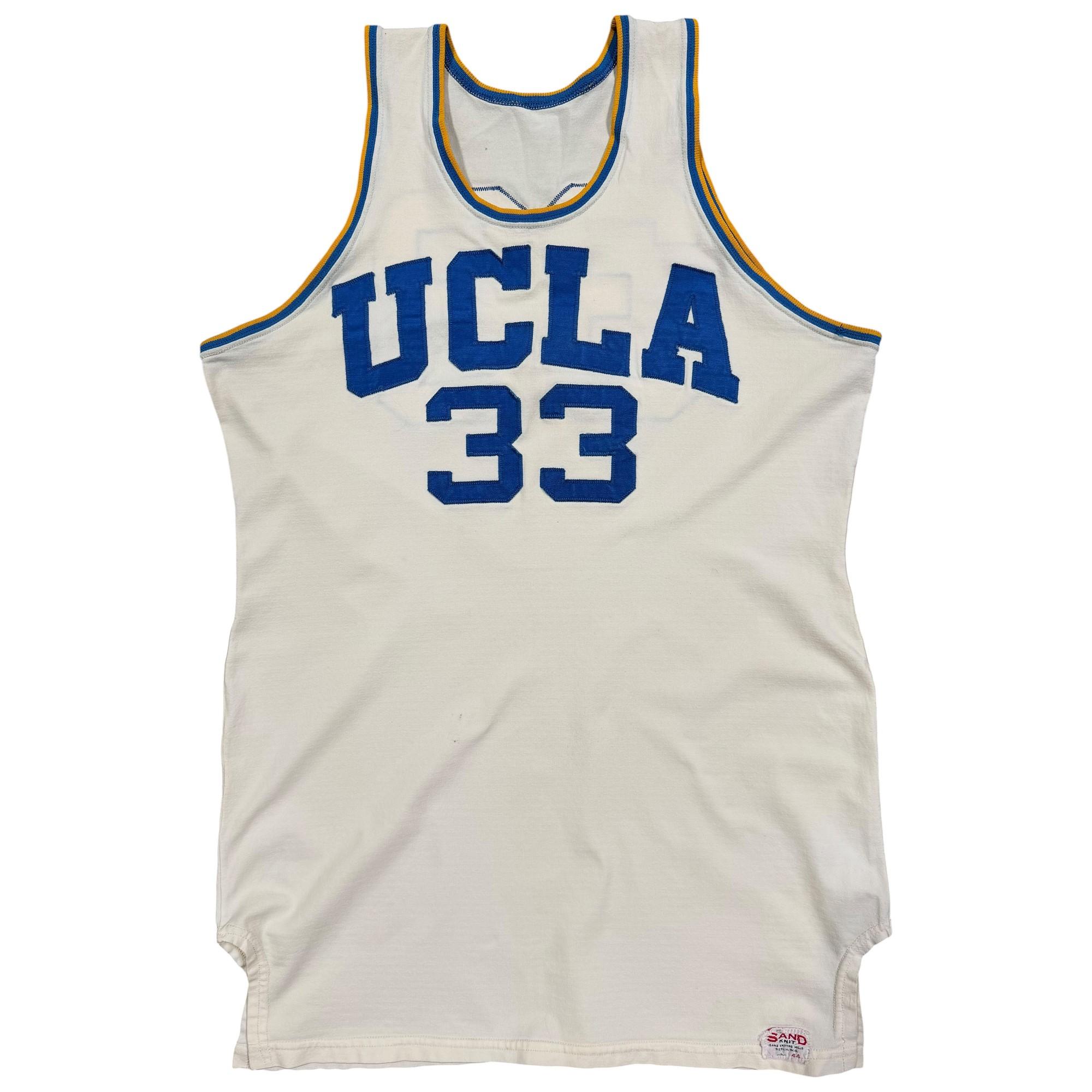 Koszulka uniwersytetu UCLA, w której Kareem Abdul-Jabbar zdobył mistrzostwo ligi uniwersyteckiej NCAA w 1968 r.