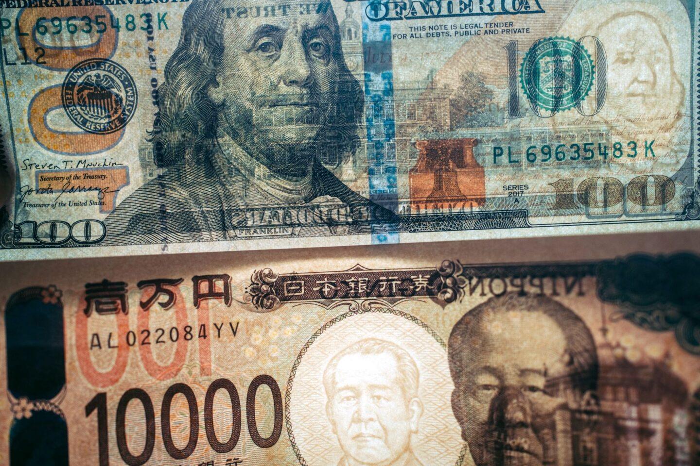 Banknoty jena i dolara (waluta Japonii i waluta USA)