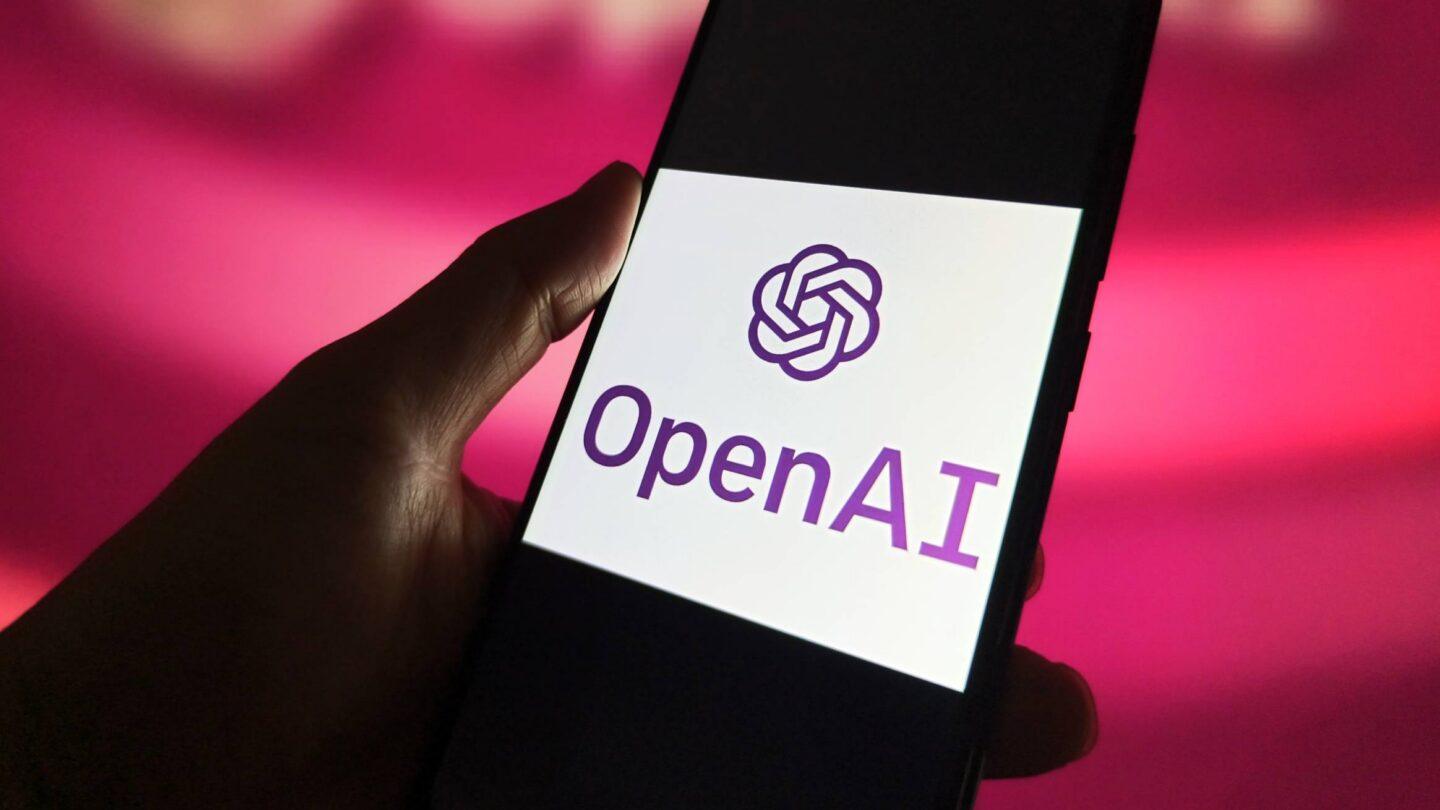 Logo OpenAI wyświetlone na telefonie