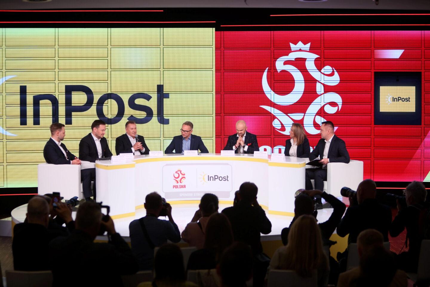 Od lewej: dyrektor marketingu i sponsoringu PZPN Grzegorz Stańczuk, sekretarz generalny PZPN Łukasz Wochowski, prezes PZPN Cezary Kulesza, dziennikarz sportowy Rafał Patyra, prezes InPost Rafał Brzoska, dyrektor marketingu InPost Izabela Karolczyk-Szafrańska i rzecznik prasowy InPost Wojciech Kądziołka