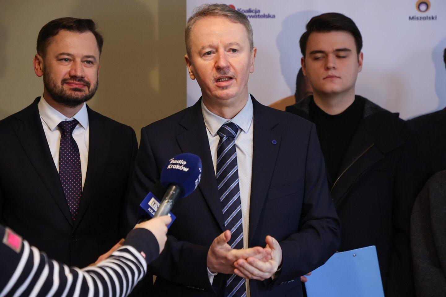 Były prezydent Krakowa Aleksander Miszalski (z lewej) i były przewodniczący krakowskiej PO Szczęsny Filipiak (w środku) na konferencji prasowej w Krakowie