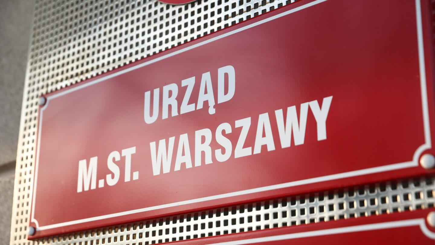 Tabliczka informacyjna Urząd m.st. Warszawy. Fot. PAP/Leszek Szymański