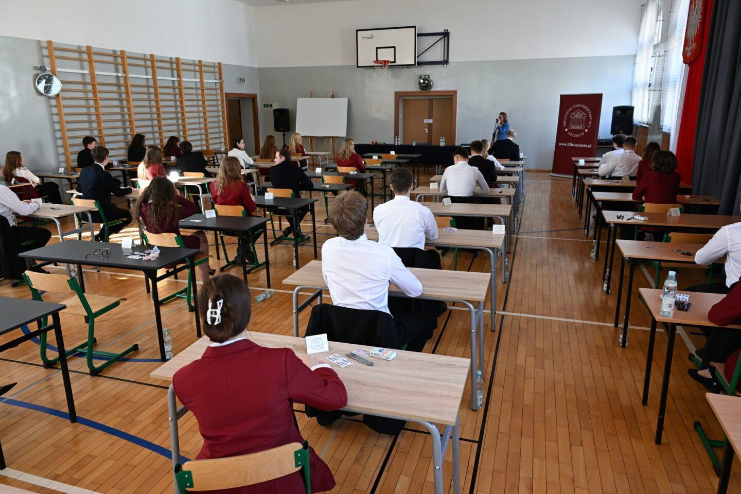 Maturzyści podczas egzaminu