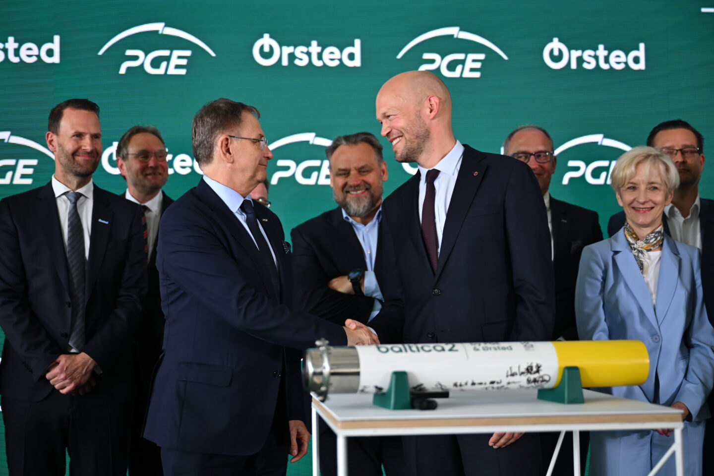 Prezes PGE Polskiej Grupy Energetycznej Dariusz Lubera i prezes Orsted Rasmus Errboe podczas spotkania ws. rozpoczęcia prac instalacyjnych na morzu w ramach projektu Baltica 2, 11.05.2026. Fot. PAP/Adam Warżawa