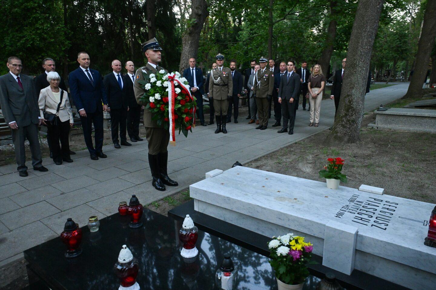 Prezydent RP Karol Nawrocki (4L), syn Sergiusza Piaseckiego prof. Władysław Tomaszewicz (L), szef Biura Bezpieczeństwa Narodowego Bartosz Grodecki (2L) oraz sekretarz stanu w KPRP Wojciech Kolarski (5L) podczas uroczystości przy grobie Sergiusza Piaseckiego po zakończneiu Apelu Pamięci żołnierzy poległych w Bitwie Warszawskiej 1920 roku na Cmentarzu Wojskowym na Powązkach w Warszawie, 14 bm. W trakcie uroczystości prezydent wraz z wicepremierem, szefem MON Władysławem Kosiniakiem-Kamyszem wręczyli prof. Władysławowi Tomaszewiczowi pośmiertny awans Sergriusza Piaseckiego na kapitana Wojska Polskiego. Uroczystość odbywa się w ramach obchodów Święta Wojska Polskiego