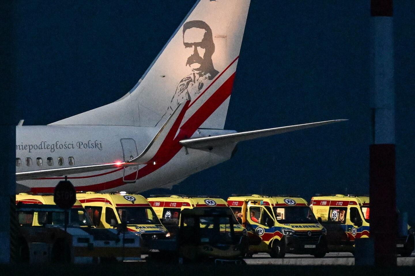 Karetki na płycie lotniska w Jasionce