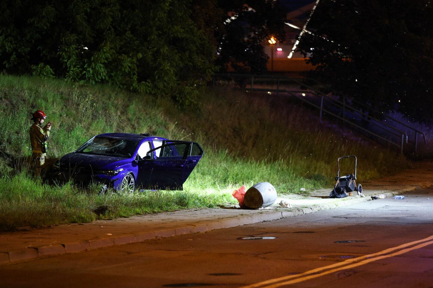 Miejsce tragicznego wypadku w Krakowie, w którym kierowca Volkswagena Golfa stracił panowanie i wjechał na chodnik w rodzinę z 8-miesięcznym dzieckiem