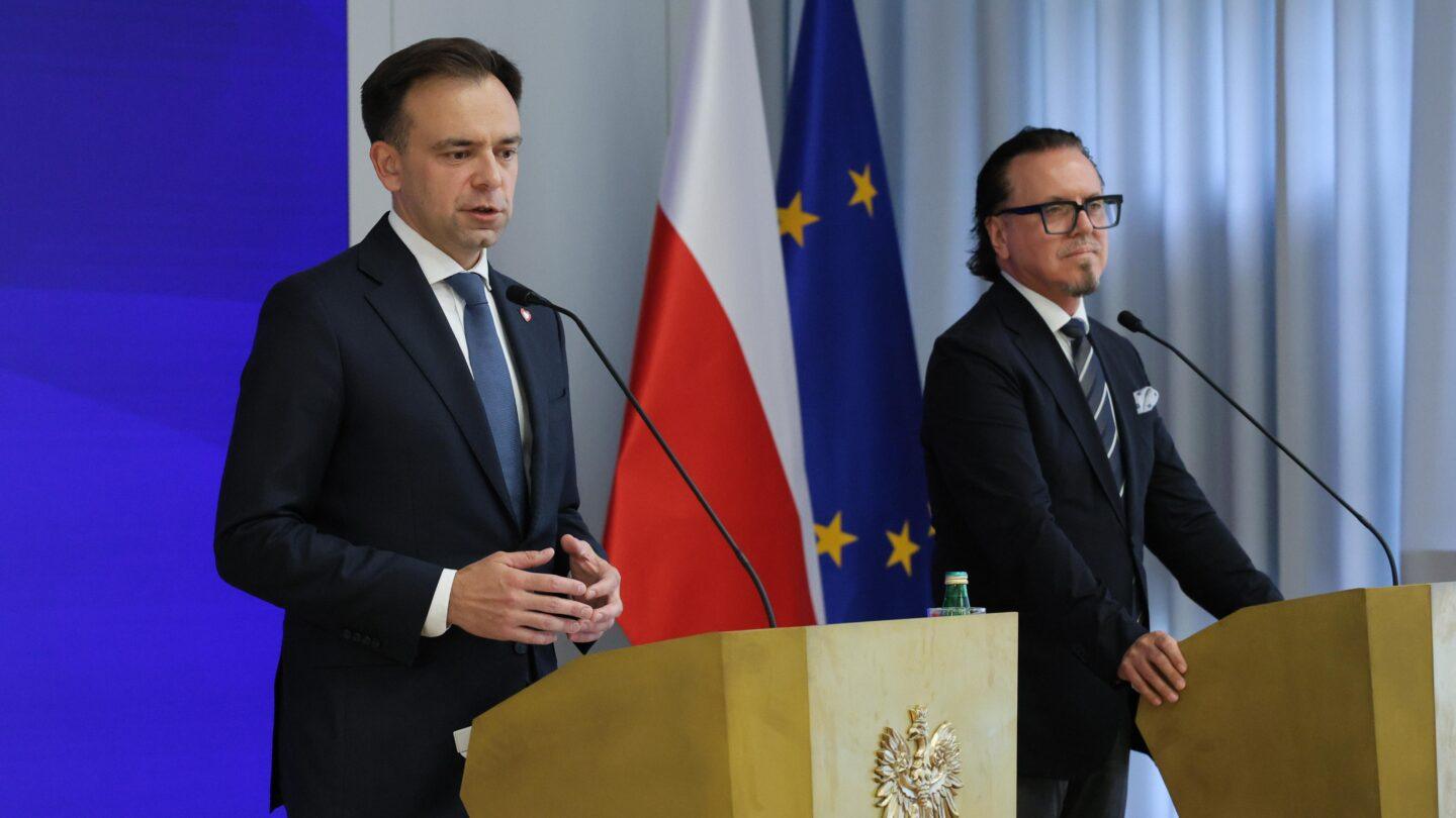 Od lewej: minister finansów i gospodarki Andrzej Domański i minister aktywów państwowych Wojciech Balczun. Fot. PAP/Paweł Supernak